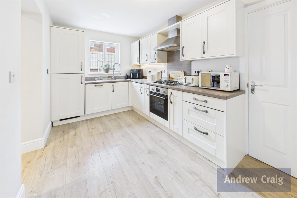 Property photo 3 of 25 Kitchen