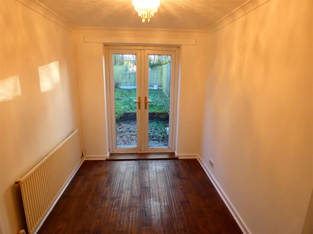 Property photo 3 of 8 6 Larchwood Diniing.Jpg