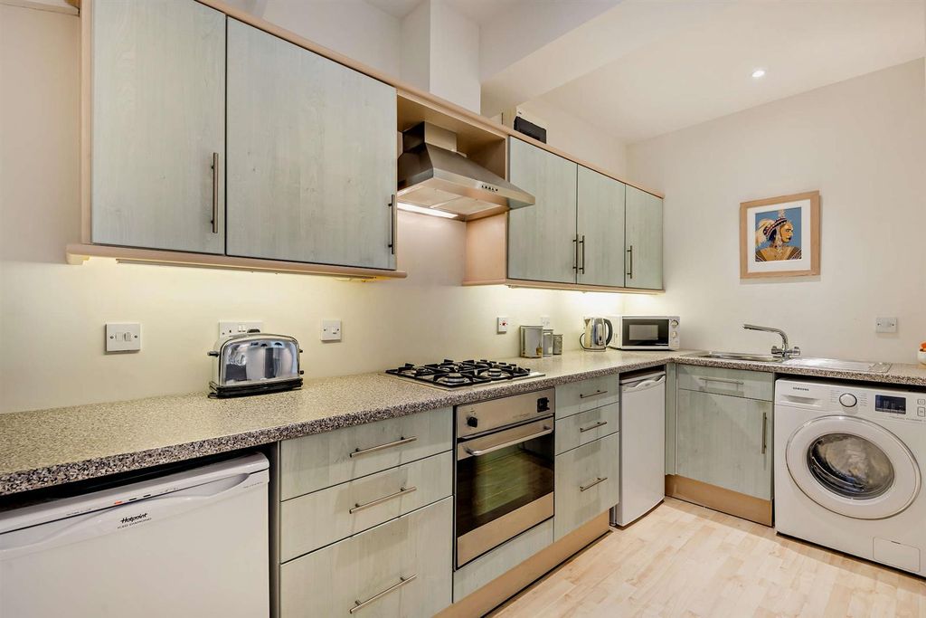 Property photo 3 of 13 8672973-Interior05-800.Jpg