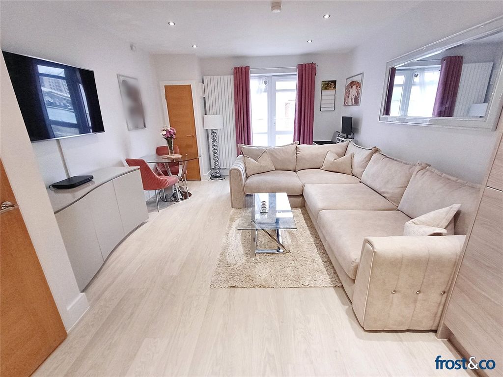Property photo 3 of 10 Lounge