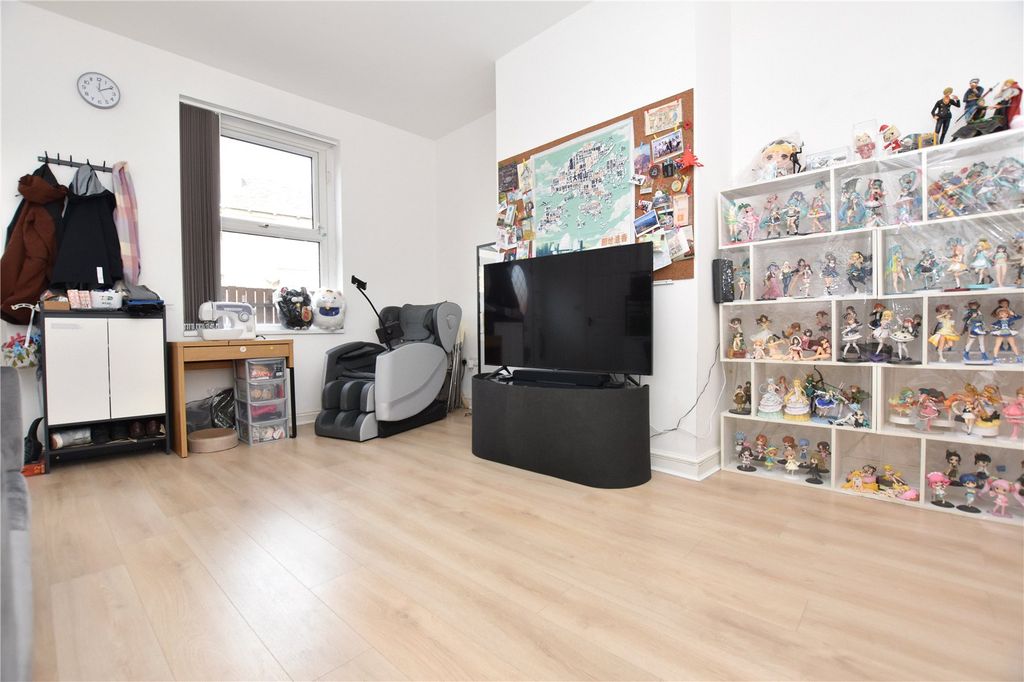 Property photo 2 of 18 Picture No. 12