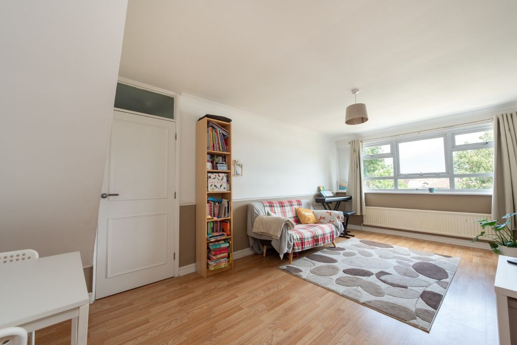 Property photo 3 of 16 4388212
