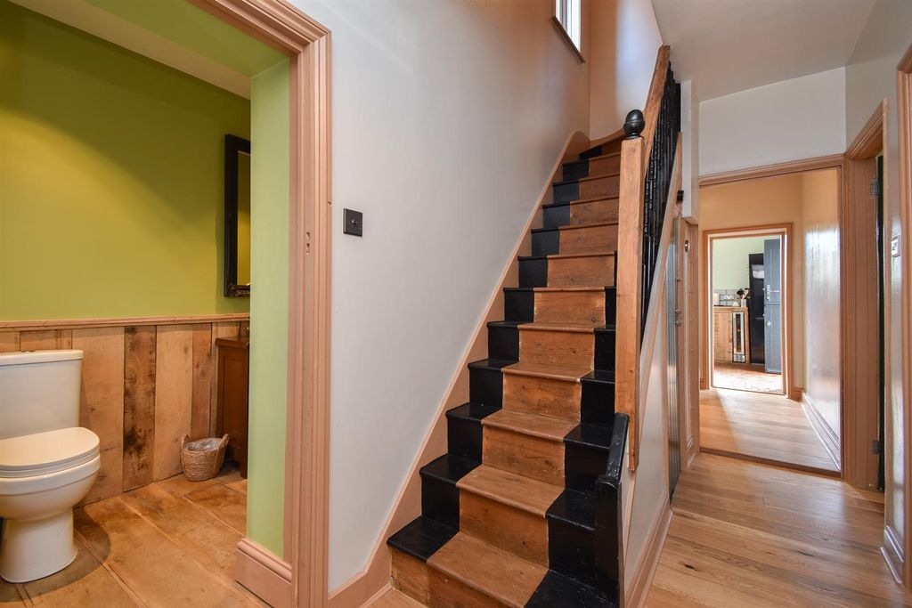 Property photo 3 of 33 Entrance Hall