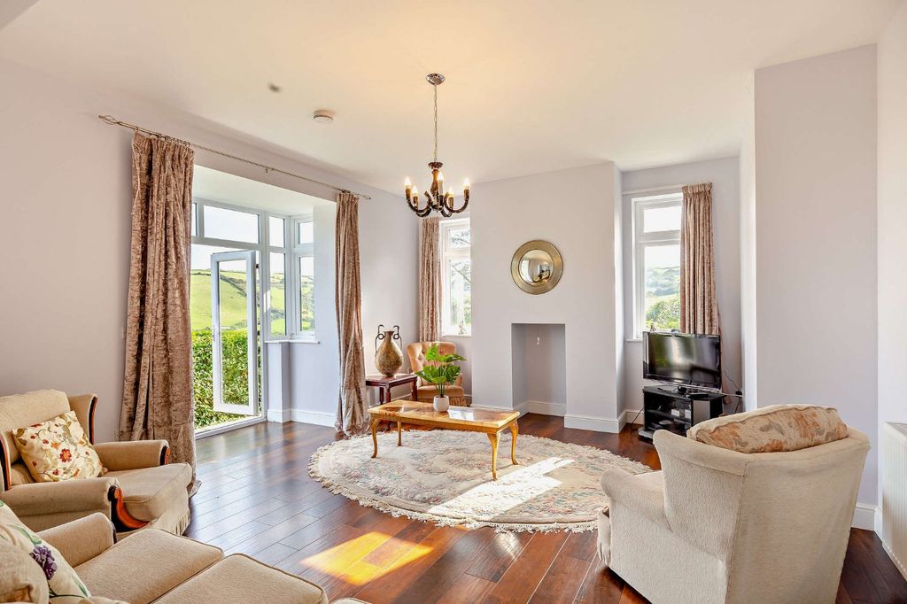 Property photo 3 of 16 Sitting Room
