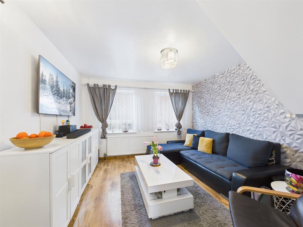 Property photo 3 of 11 Cam02435G0-Pr0116-Still015.Jpg