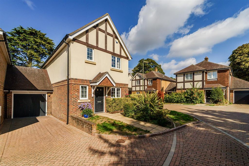 Property photo 3 of 27 Lambourne Close, 5 (13).Jpg