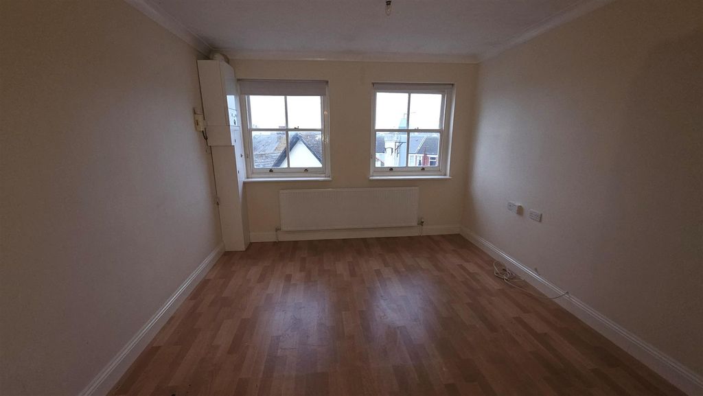 Property photo 2 of 8 Lounge