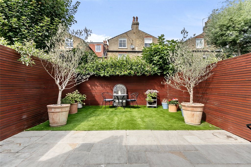 Property photo 2 of 12 Garden