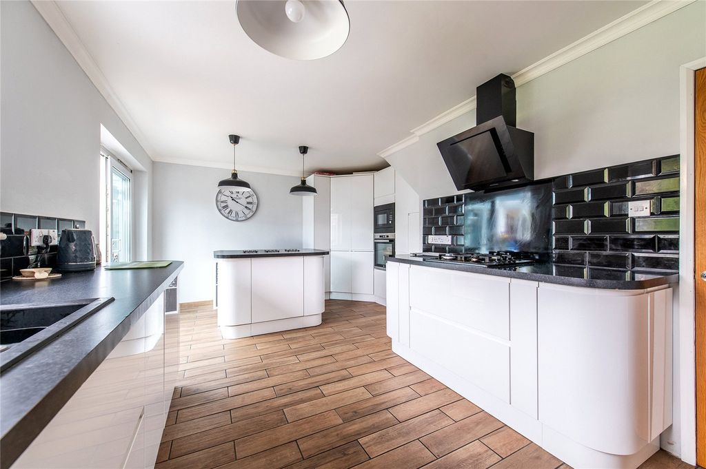 Property photo 1 of 31 Picture No. 11