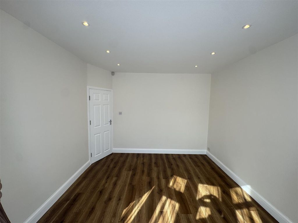 Property photo 3 of 19 Lounge