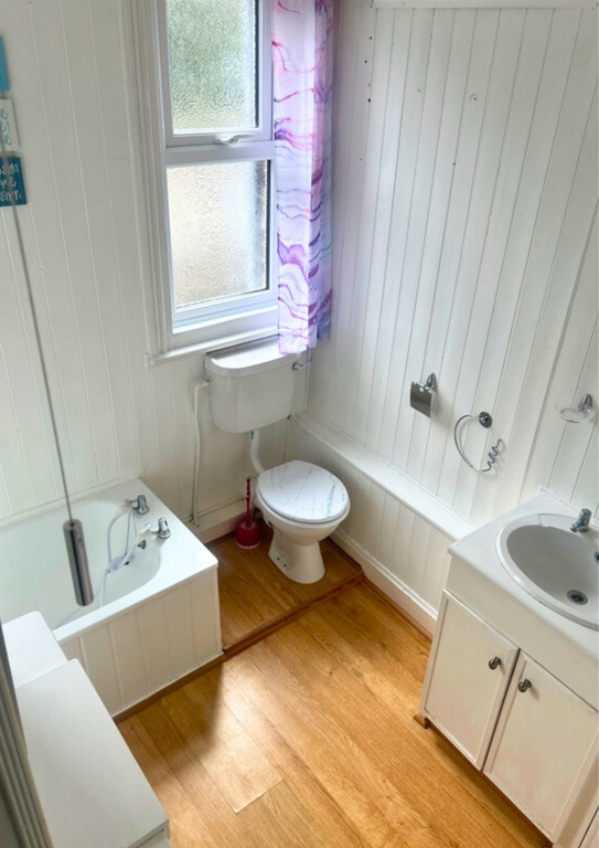 Property photo 3 of 11 Bathroom