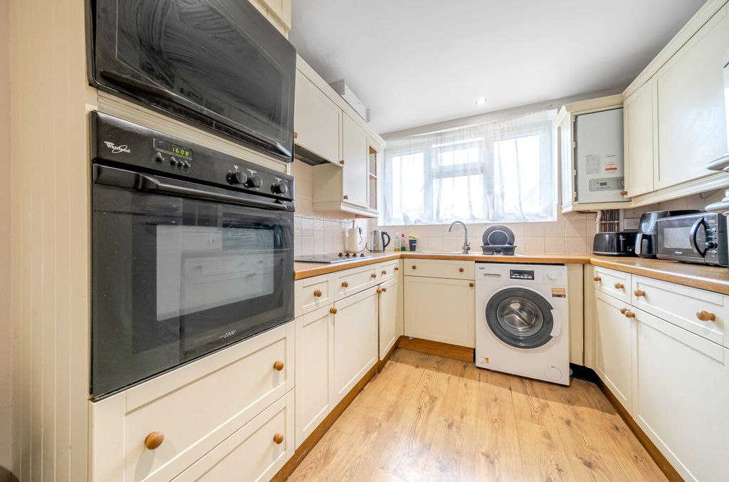 Property photo 3 of 10 Kitchen4