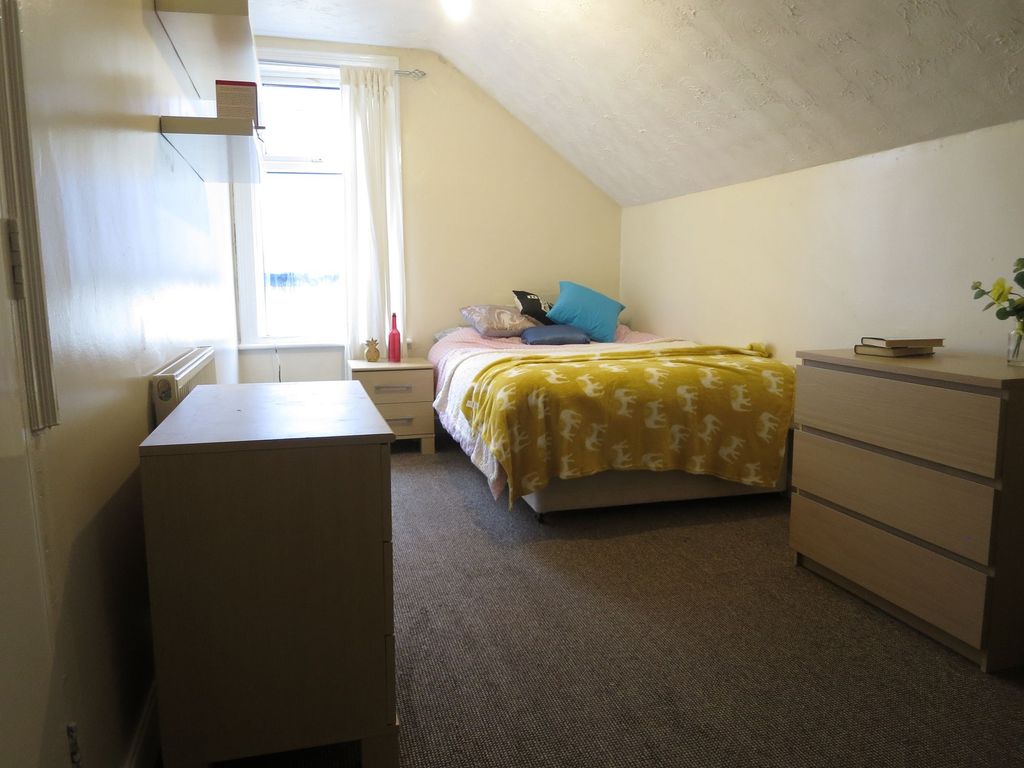 Property photo 2 of 24 Bright, Neatly Furnished Double Bedroom With A Com...