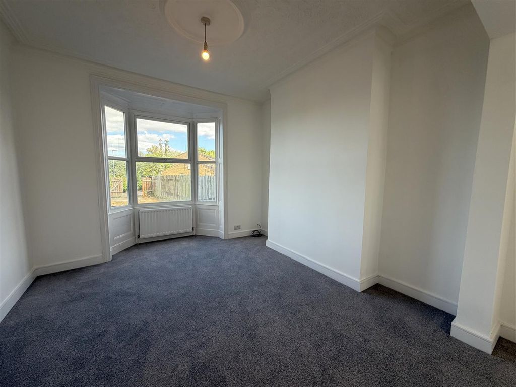 Property photo 3 of 11 Lounge