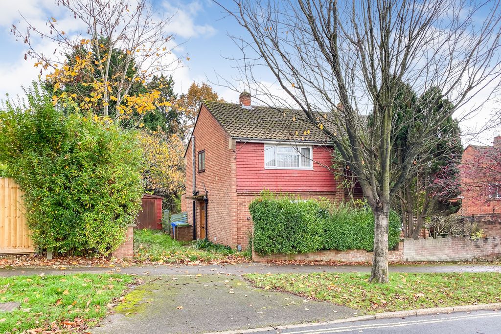 Property photo 1 of 19 5 West Road, Farnborough, Hampshire, Gu14 8Ez