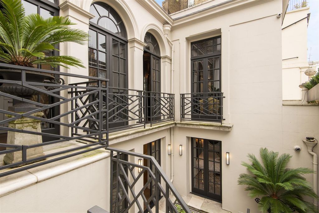 Property photo 2 of 14 Knight Frank-Villa Blanca, Redcliffe Square-2_Hi.J