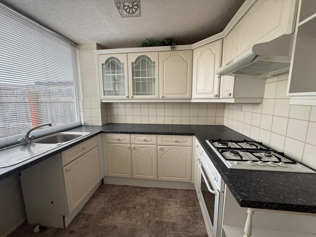 Property photo 3 of 8 Kitchen