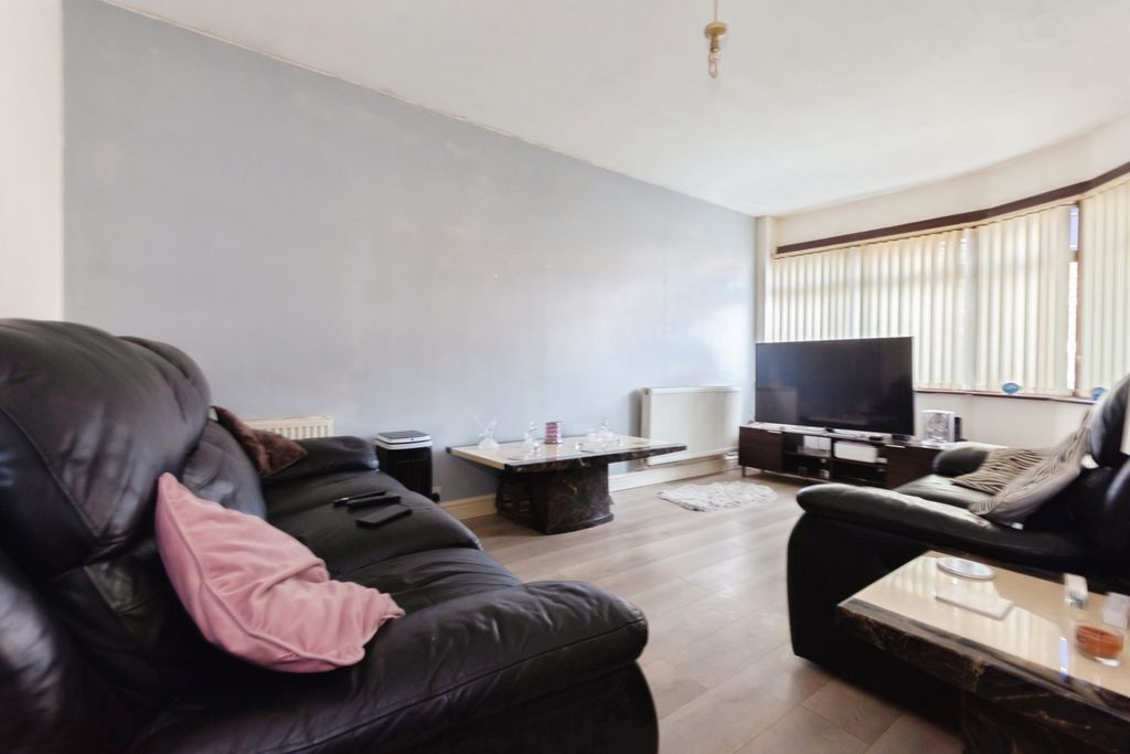 Property photo 1 of 8 Lounge