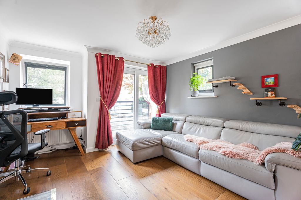 Property photo 2 of 11 Reception/Kitchen