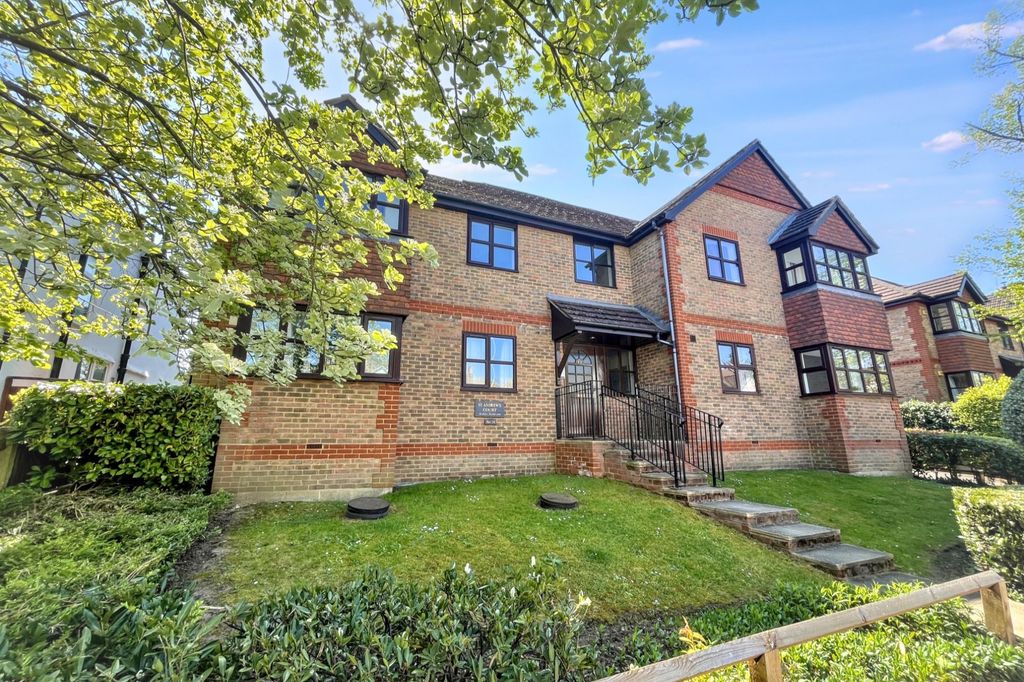 Property photo 1 of 10 Flat 4 St Andrewâ€™S Court, 49 Dukes Ave, New Malden, Surrey Kt3 4Jf