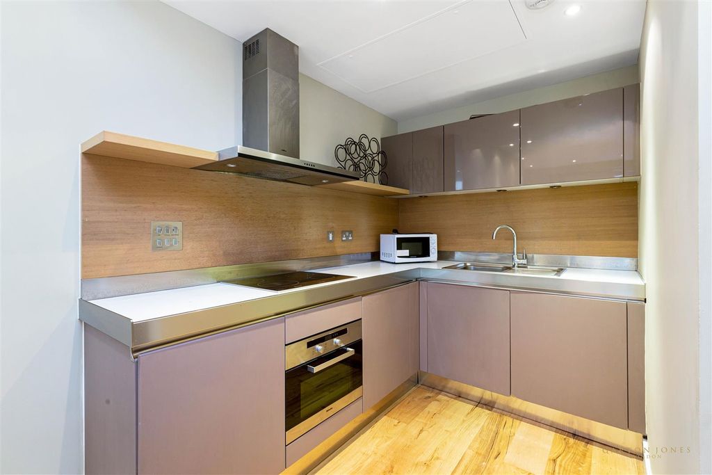 Property photo 2 of 12 Kitchen