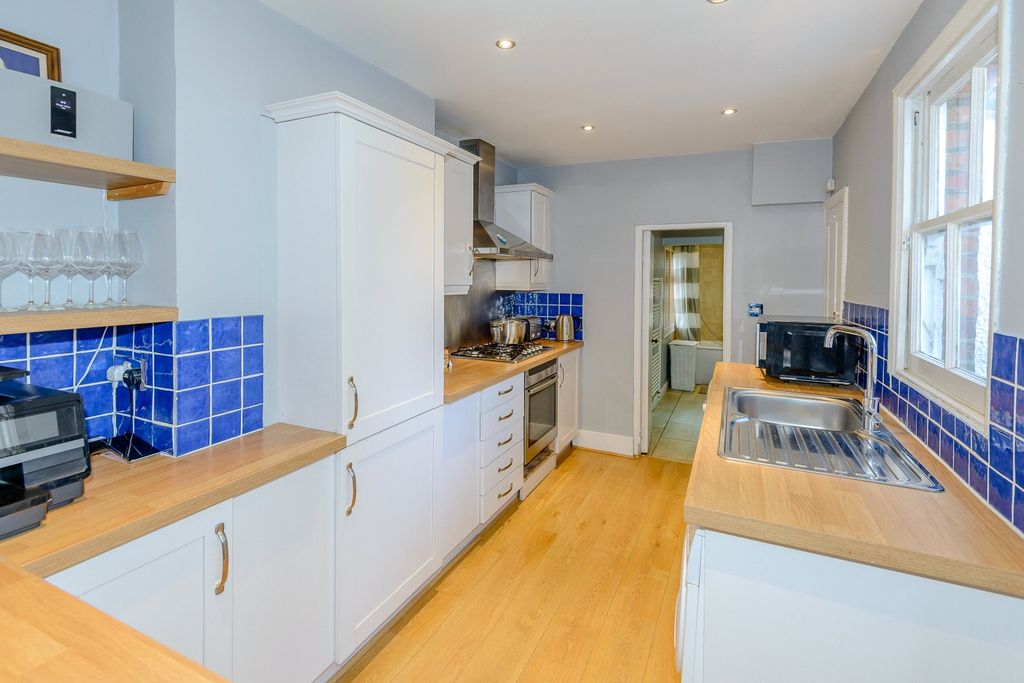 Property photo 3 of 11 Kitchen