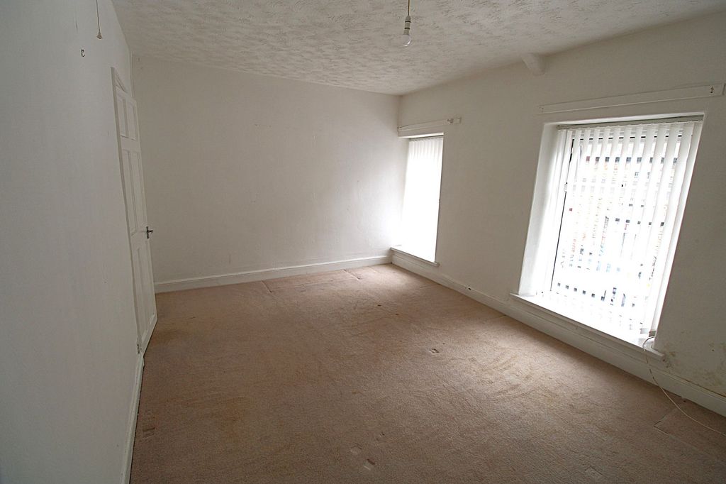 Property photo 3 of 18 Master Bedroom