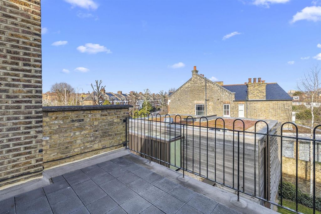 Property photo 2 of 18