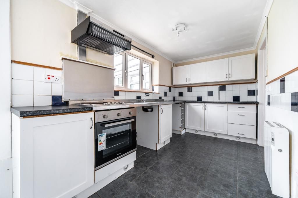 Property photo 3 of 12 Kitchen