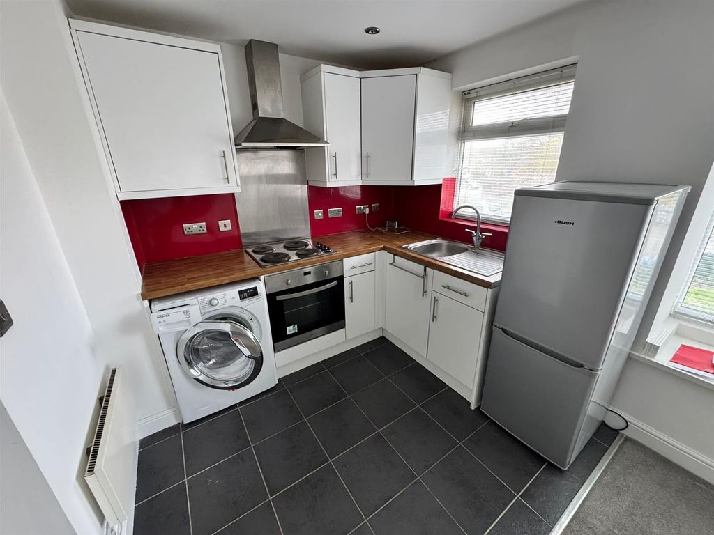 Property photo 3 of 8 Fitted Kitchen