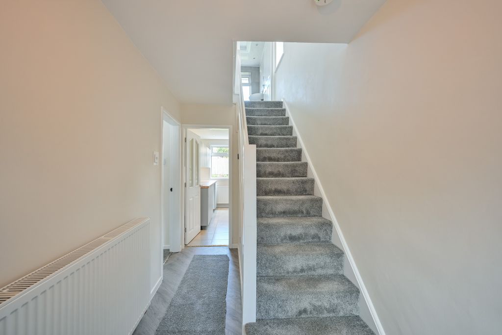 Property photo 2 of 18 Entrance Hallway