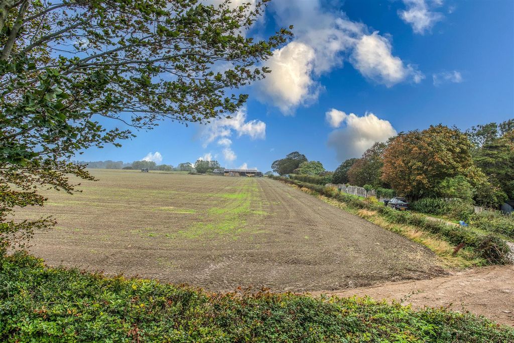 Property photo 3 of 18 53 Crossways4.Jpg