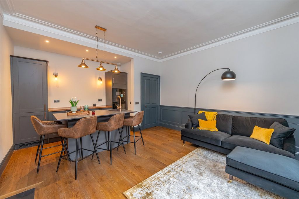 Property photo 3 of 28 Lounge Alt