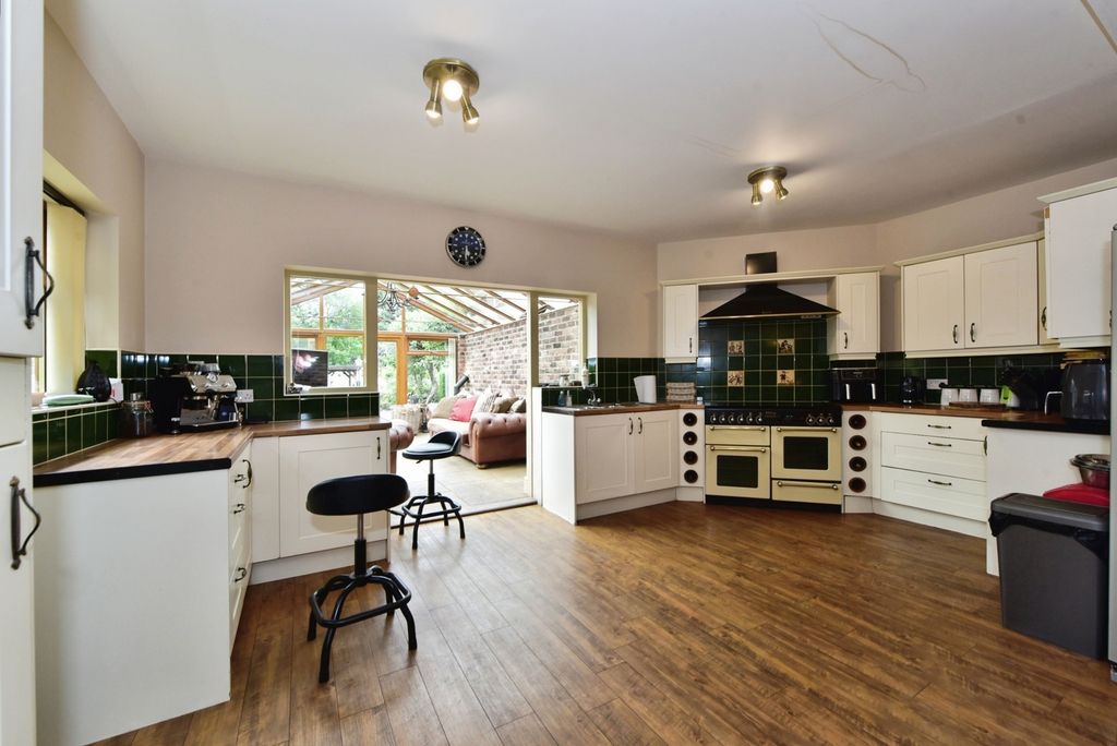 Property photo 3 of 40 Pbox-Img.Jpg