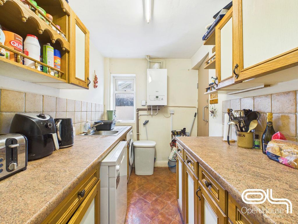 Property photo 3 of 9 Kitchen