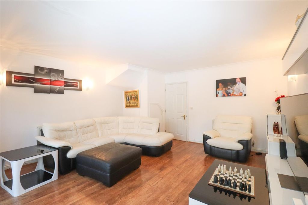 Property photo 3 of 18 Living Room