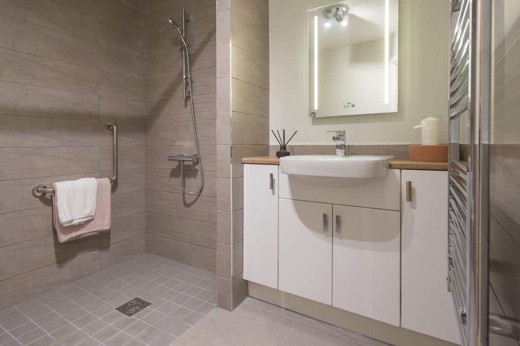 Property photo 2 of 16 Shower Room