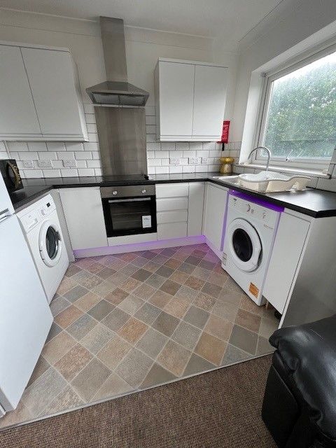 Property photo 3 of 8 Kitchen