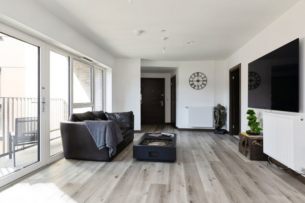 2 bed flat for saleLondon Road, Barking IG11 photo 5