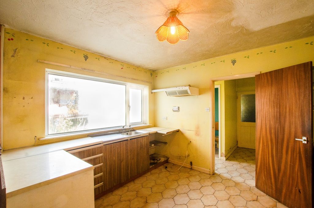 Property photo 3 of 11 3 High Street Tps Bodmin - 01208 74182-4
