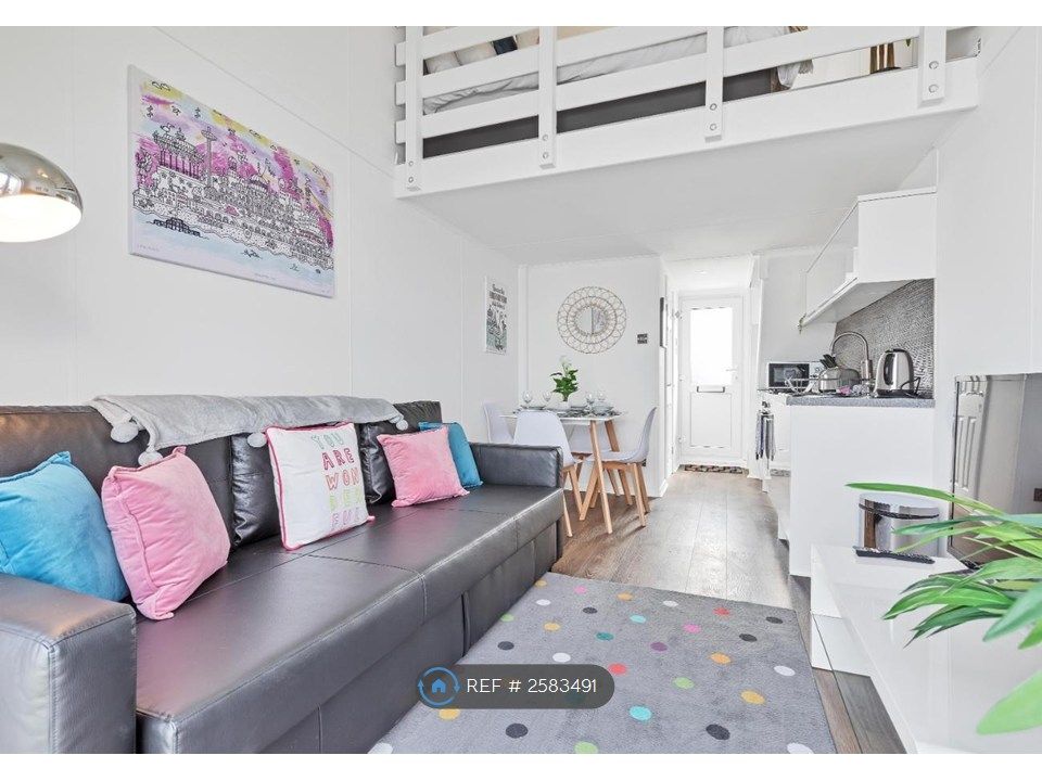 Property photo 3 of 8 Lounge