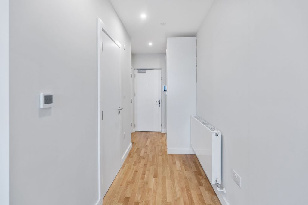 Property photo 3 of 10 Hall (Example)