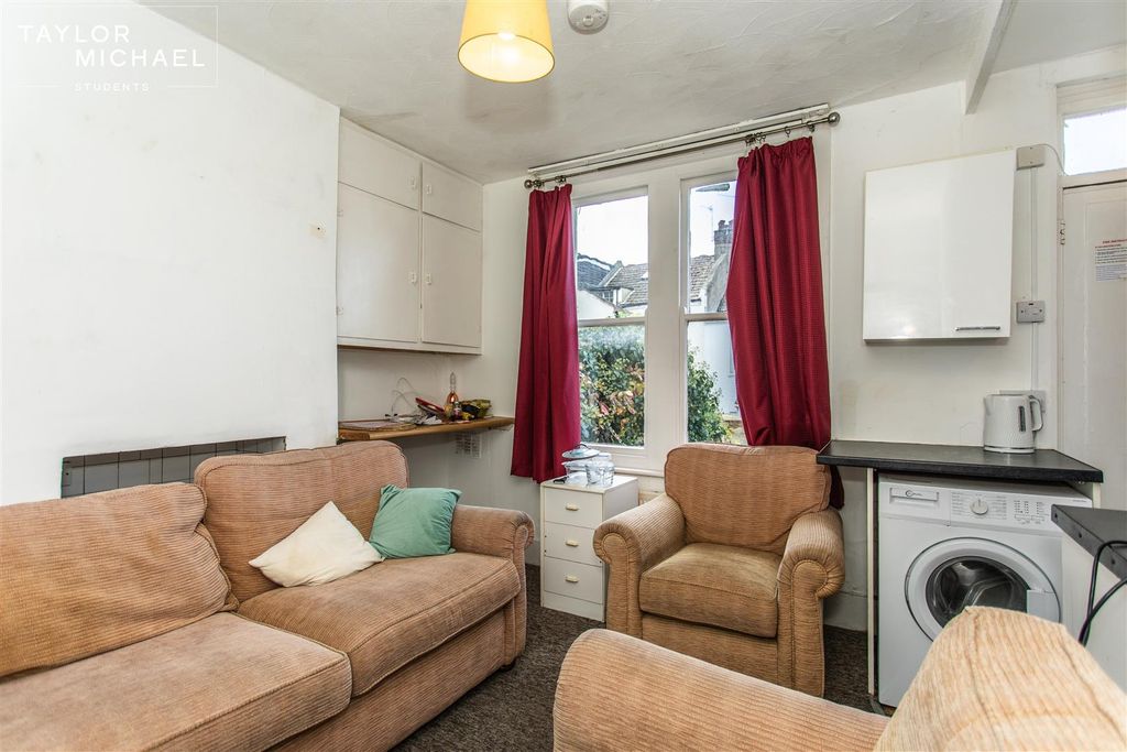 Property photo 2 of 19 Living Room / Kitchen