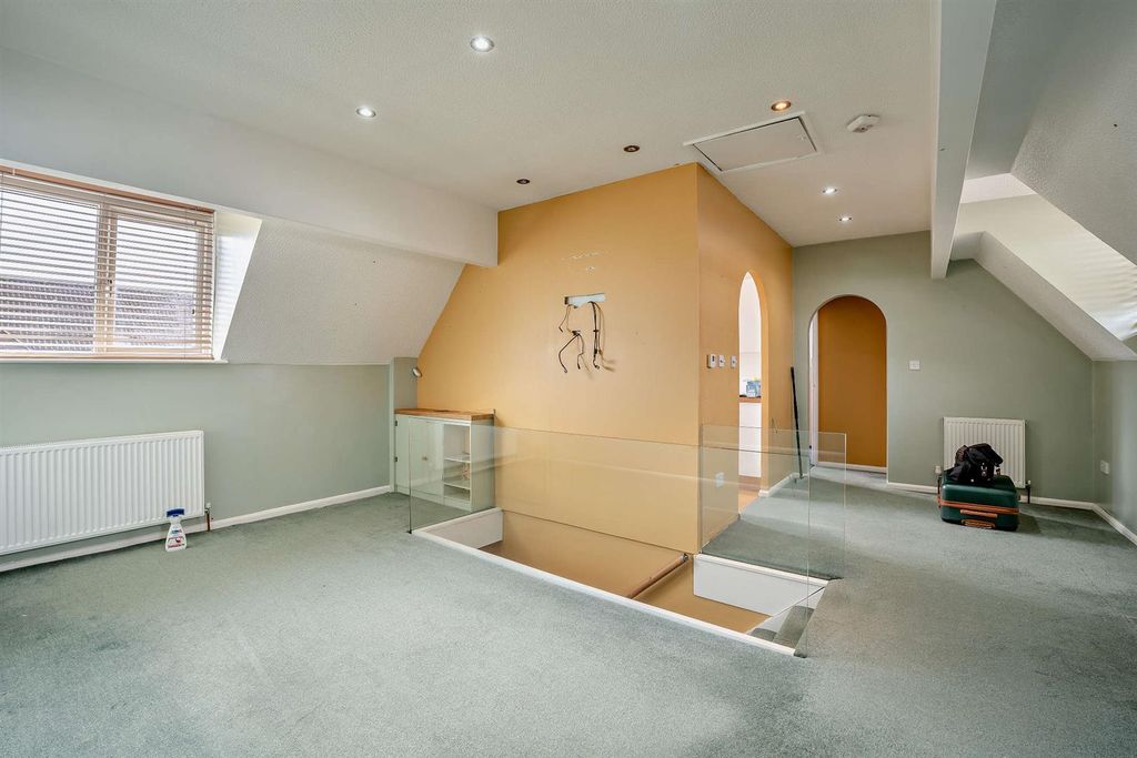 Property photo 2 of 6 8678704-Interior05-800.Jpg