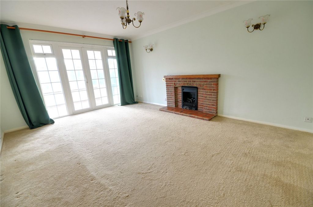 Property photo 3 of 19 Lounge