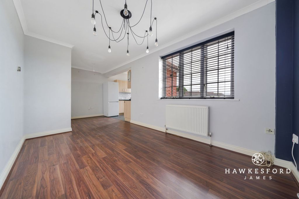 Property photo 2 of 11 Crown Road, Sittingbourne - Lounge