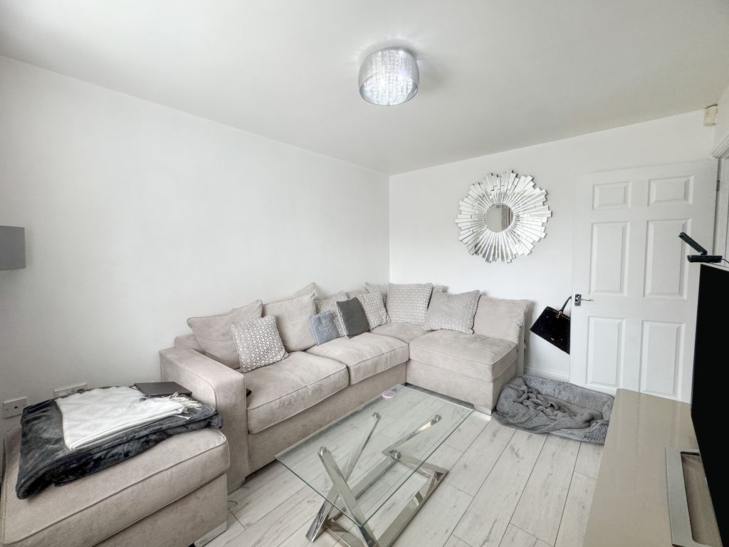 Property photo 3 of 16 Lounge