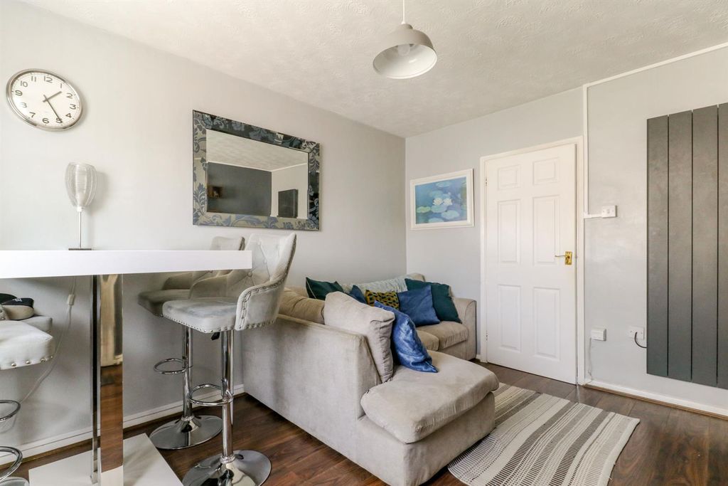 Property photo 3 of 27 56 Bridle Close-12.Jpg