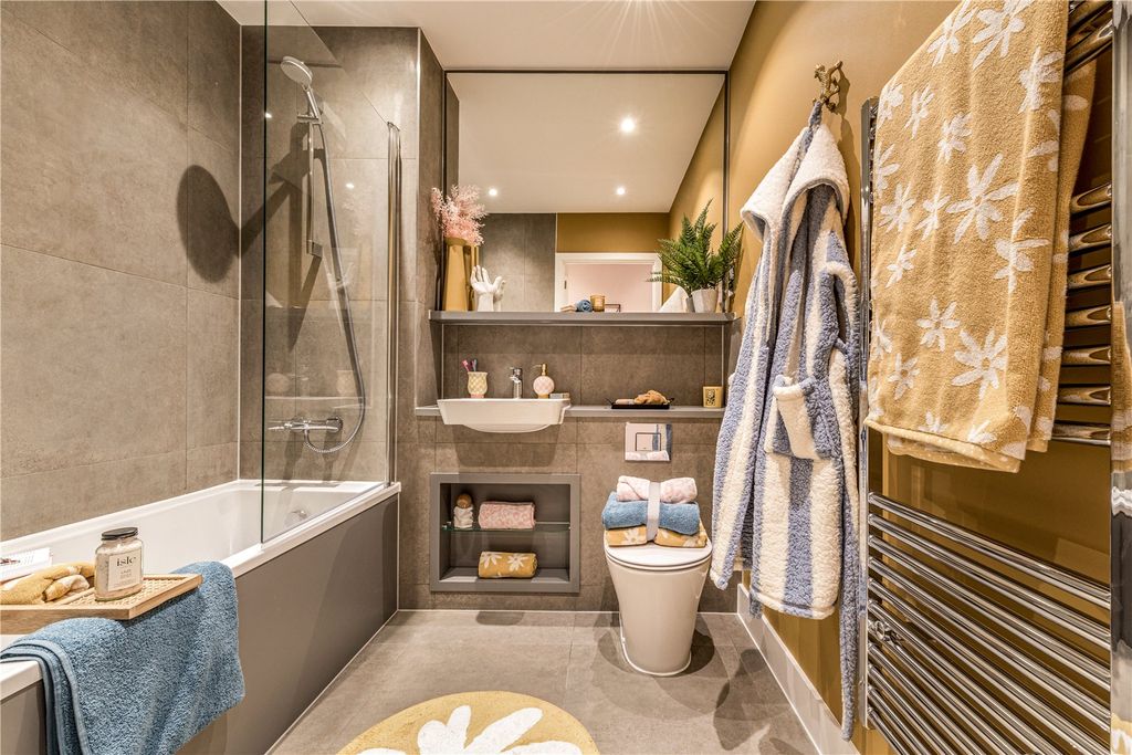 Property photo 3 of 11 Bathroom
