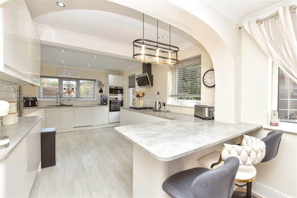 Property photo 1 of 18 Kitchen/Breakfast Area